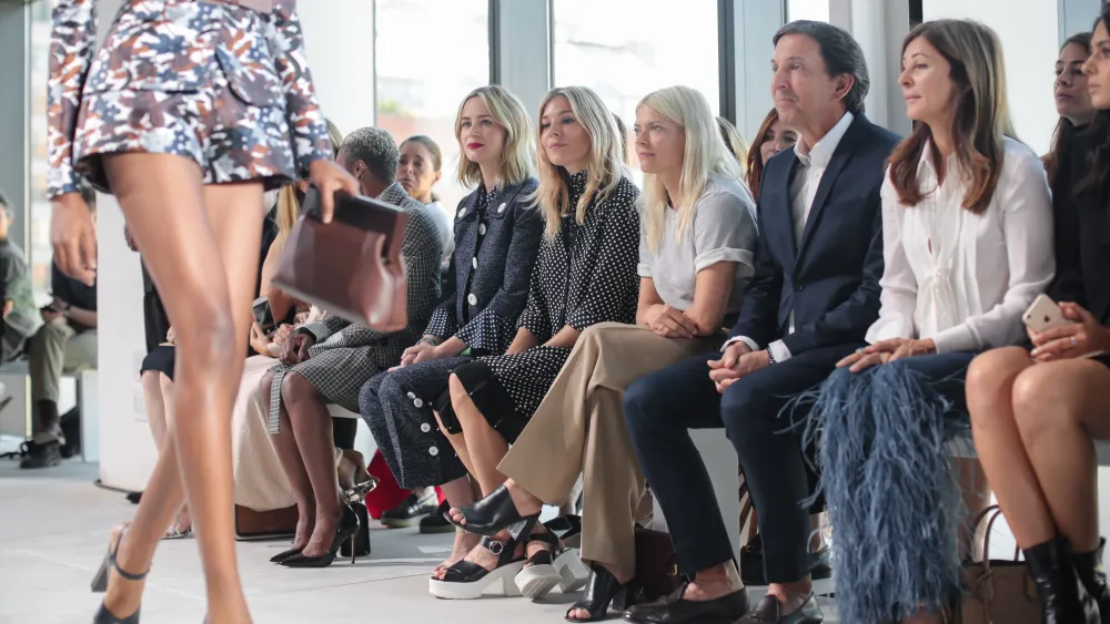Chủ tịch Capri – John Idol (vest đen) đã quyết định đích thân nắm quyền CEO của Michael Kors.