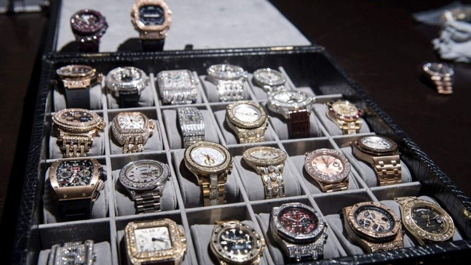 Với&nbsp;gi&aacute; trị ng&agrave;y c&agrave;ng tăng của v&agrave;ng, thị trường đồng hồ n&oacute;i chung đang ph&aacute;t triển v&agrave; đối với những người sưu tập, người đam m&ecirc; v&agrave; nh&agrave; đầu tư.