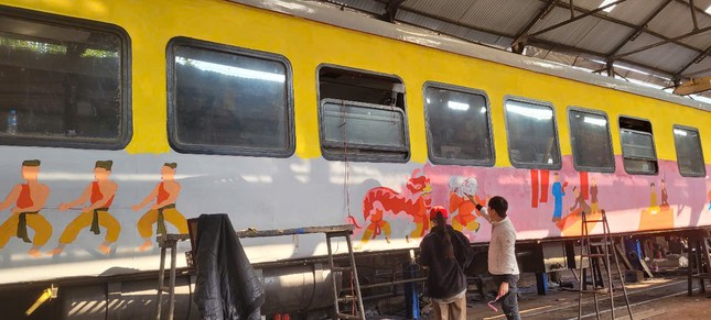 Hành khách được tham gia trại sáng tác “di động” trên tàu cùng các hoạ sĩ khắp 3 miền Bắc - Trung - Nam