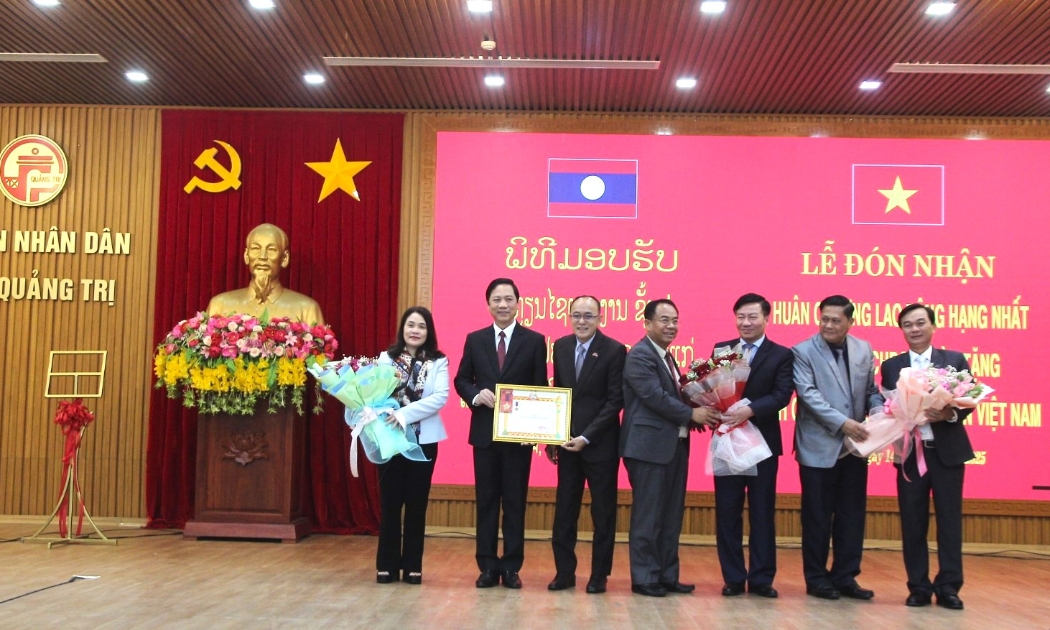 Phó Tỉnh trưởng tỉnh Champasak Somboun Heuangvongsa trao Huân chương Lao động hạng Nhất của Chủ tịch nước Cộng hòa dân chủ nhân dân Lào cho tỉnh Quảng Trị - Ảnh: N.T.H
