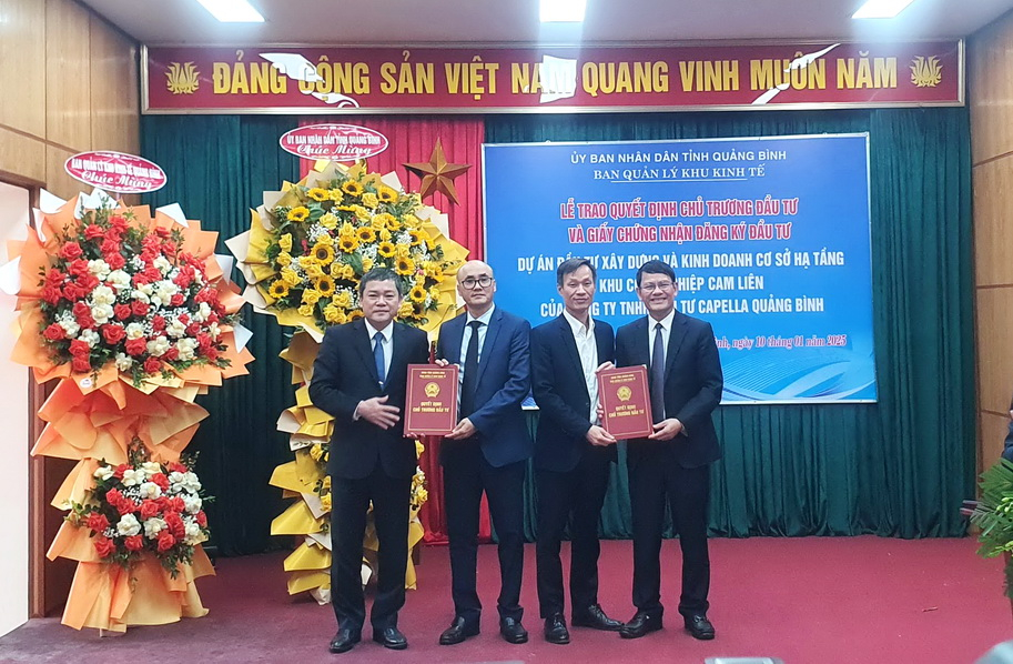 L&atilde;nh đạo UBND tỉnh Quảng B&igrave;nh trao giấy chứng nhận đầu tư cho 2 đại diện C&ocirc;ng ty TNHH Đầu tư Capella Quảng B&igrave;nh. Ảnh: NT.