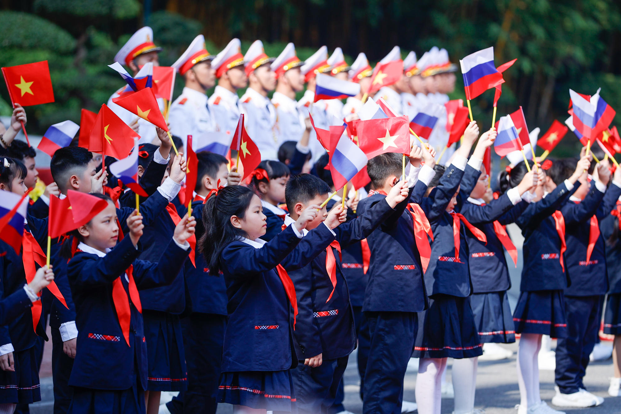 Các em thiếu nhi Hà Nội đón chào Thủ tướng Liên bang Nga Mikhail Vladimirovich Mishustin. Ảnh VGP.