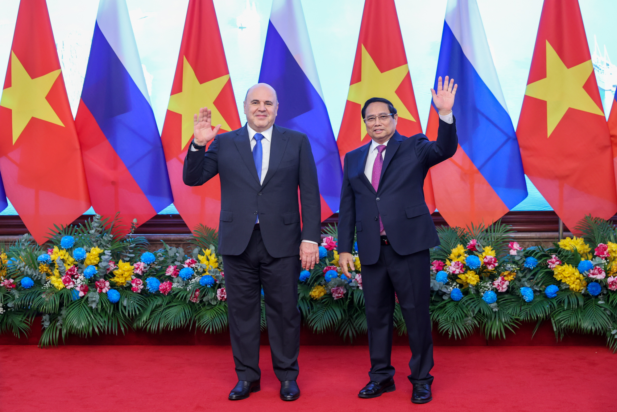 Thủ tướng Phạm Minh Chính chào mừng Thủ tướng Mikhail Mishustin lần đầu tiên thăm chính thức Việt Nam - Ảnh: VGP