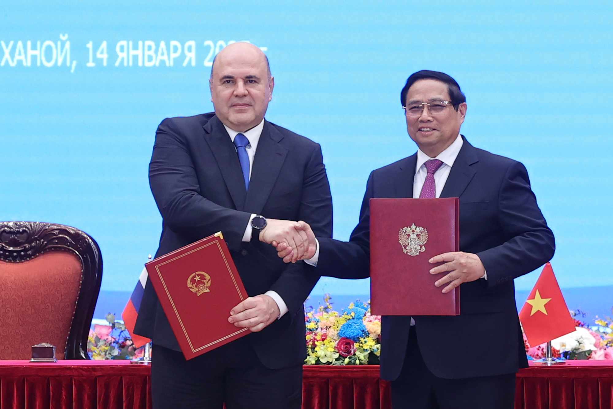 Thủ tướng Phạm Minh Chính và Thủ tướng Mikhail Mishustin ký Thông cáo chung về kết quả chuyến thăm chính thức Việt Nam của Thủ tướng Chính phủ Nga - Ảnh: VGP