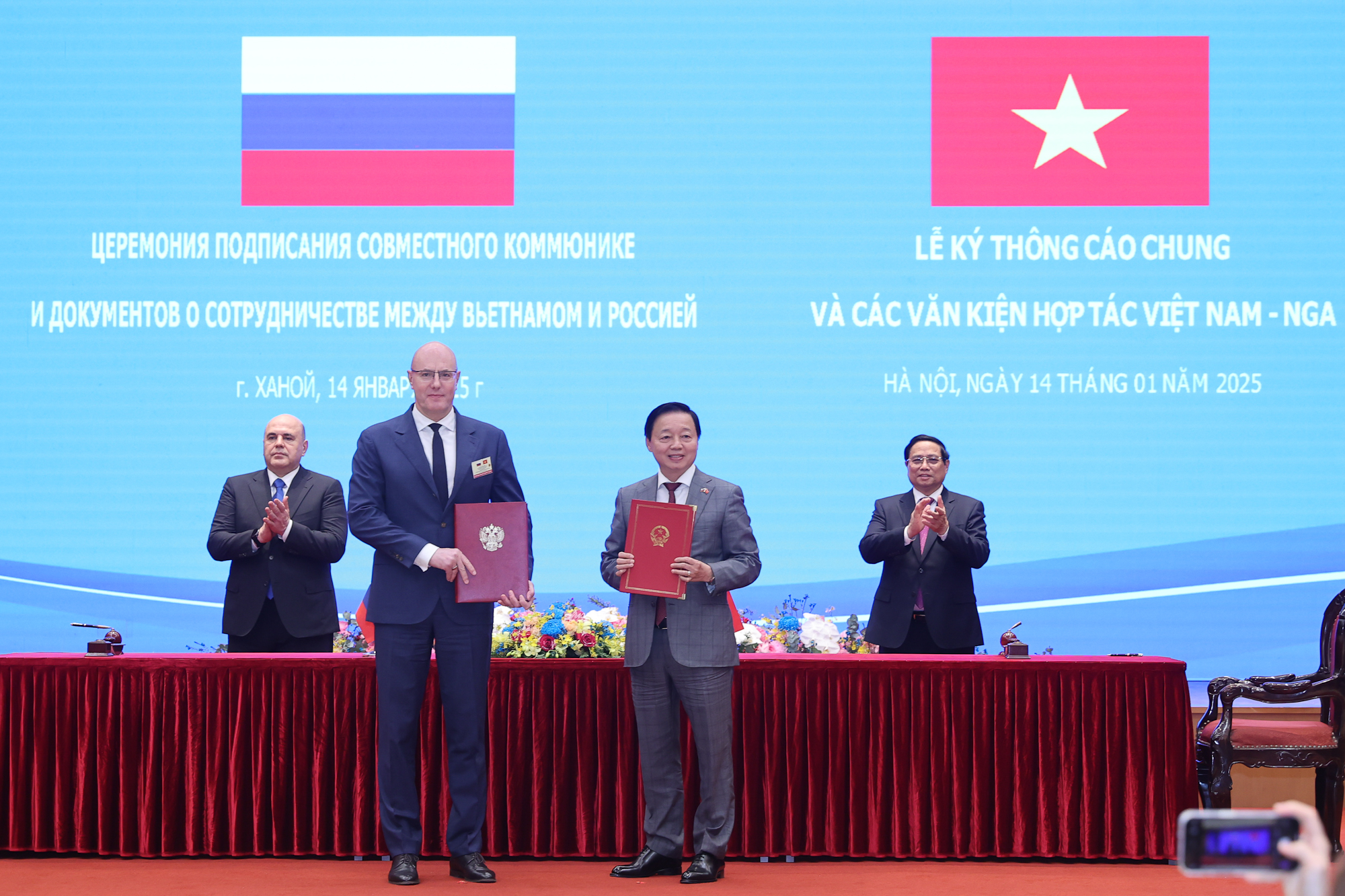 Thủ tướng Phạm Minh Chính và Thủ tướng Mikhail Mishustin chứng kiến lễ ký Thông báo chung giữa hai đồng Chủ tịch Ủy ban liên Chính phủ Việt Nam-Liên bang Nga về kế hoạch tổng thể về hợp tác Việt Nam-Liên bang Nga đến năm 2030 - Ảnh: VGP