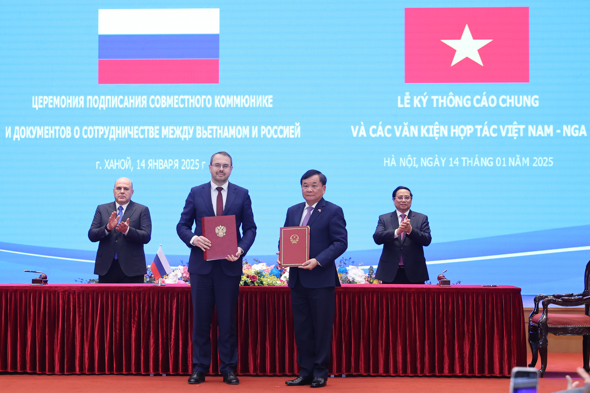 Hai Thủ tướng chứng kiến lễ ký Thoả thuận giữa Chính phủ Việt Nam và Chính phủ Liên bang Nga về chuyển giao tàu nghiên cứu khoa học cho Trung tâm Nghiên cứu khoa học và công nghệ nhiệt đới hỗn hợp Việt - Nga để nghiên cứu khoa học biển chung - Ảnh: VGP