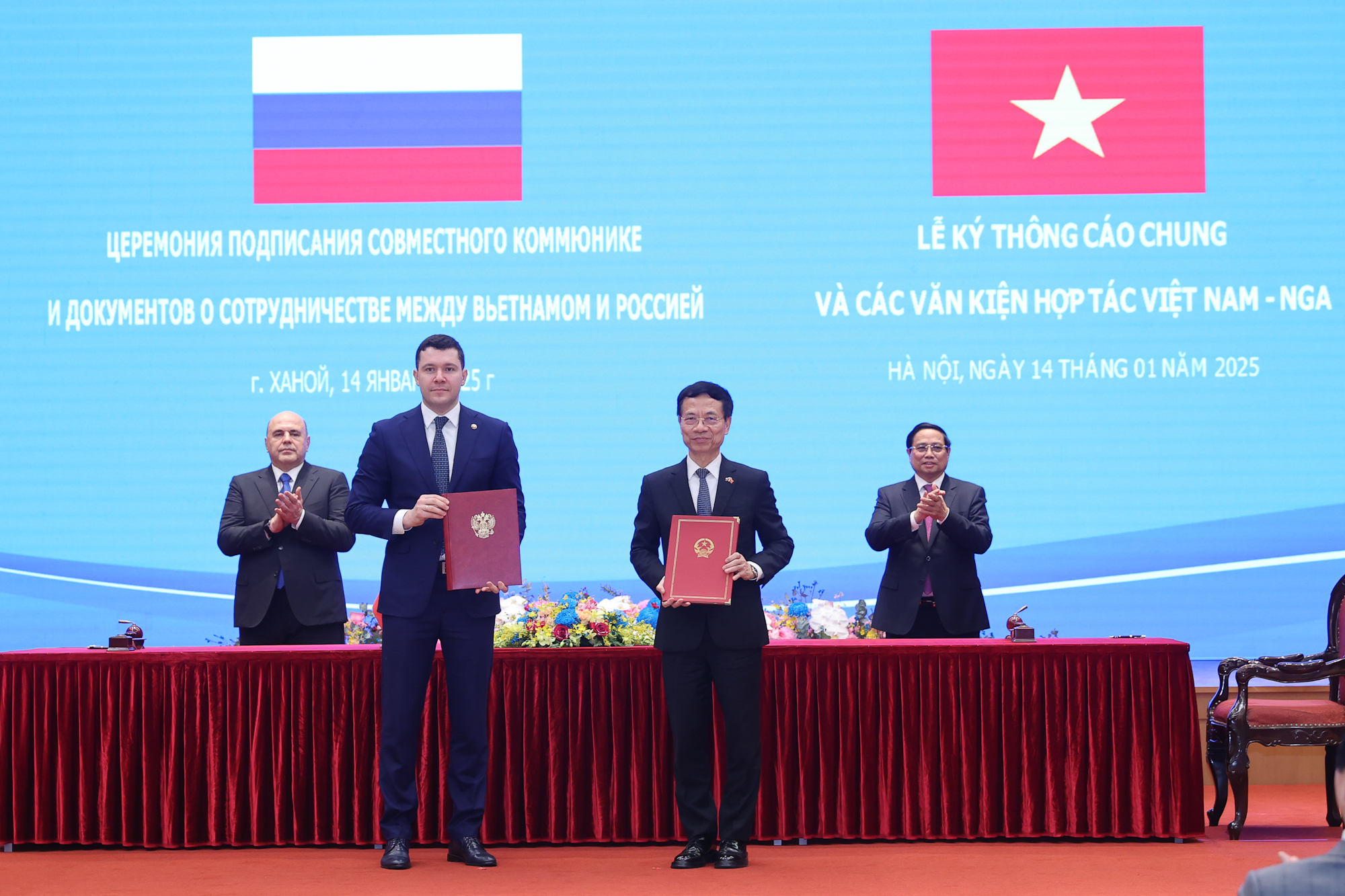 Hai Thủ tướng chứng kiến lễ ký Bản ghi nhớ về hợp tác giữa Bộ Công nghiệp và Thương mại Liên bang Nga và Bộ Thông tin và Truyền thông Việt Nam trong lĩnh vực vô tuyến điện tử, công nghệ số - Ảnh: VGP