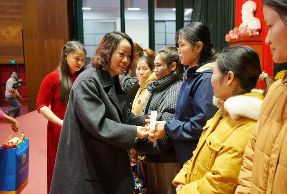 Bà Trịnh Thị Hoa, Phó Chủ tịch Thường trực Liên đoàn lao động tỉnh Thanh Hóa, tặng quà cho công nhân, người lao động tại thị xã Bỉm Sơn