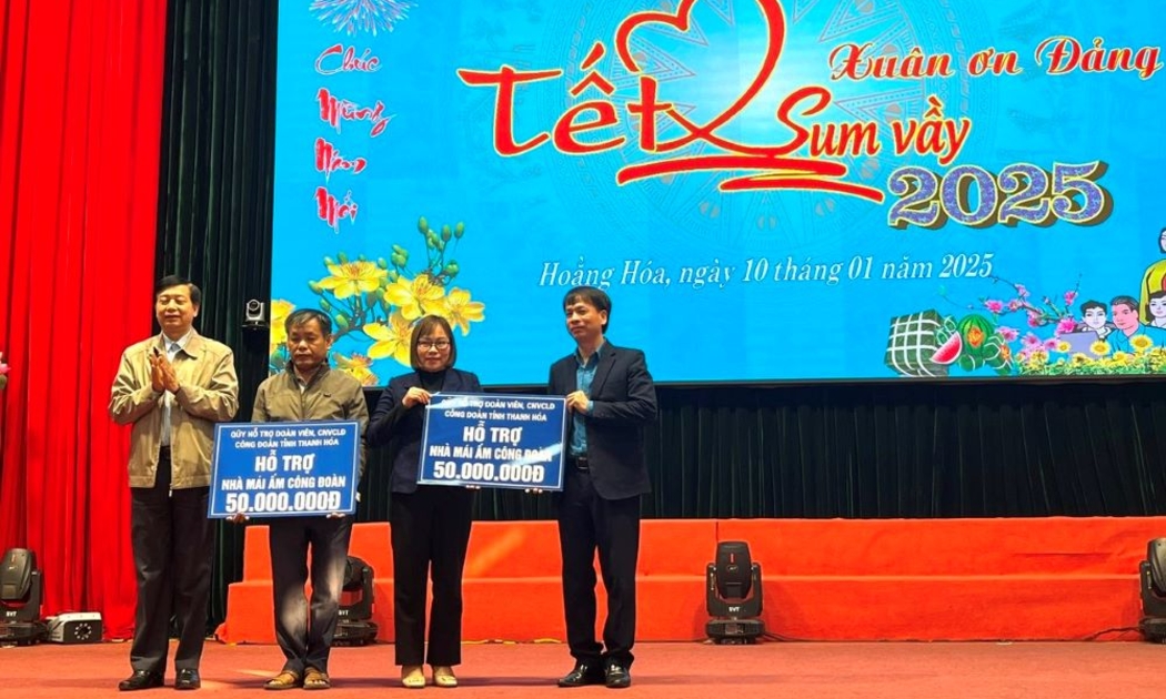 Ông Nguyễn Minh Cảnh, Phó Chủ tịch Liên đoàn lao động tỉnh Thanh Hóa, trao tiền hỗ trợ xây nhà 