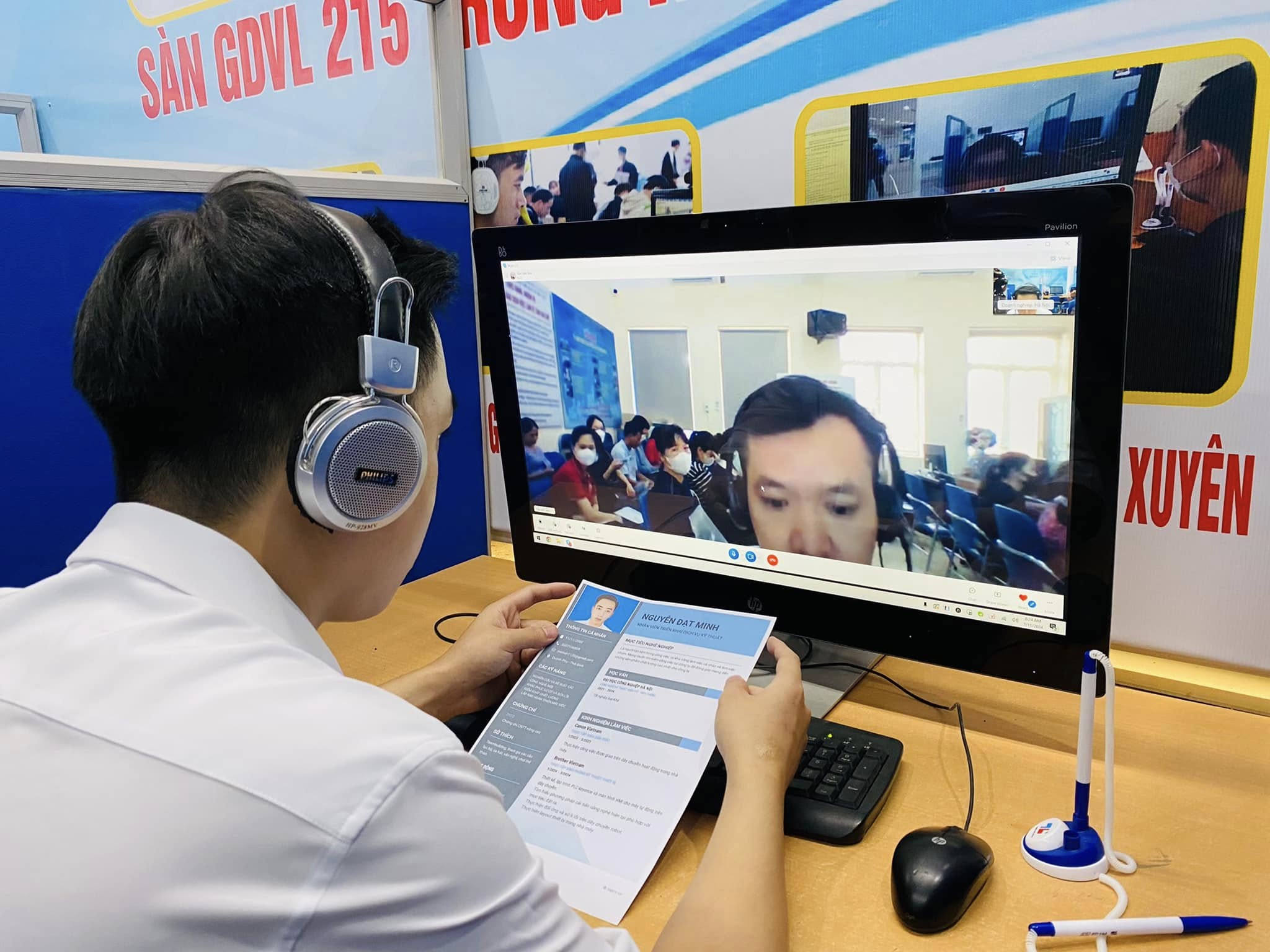 Doanh nghiệp phỏng vấn lao động trực tuyến tại sàn việc làm Hà Nội. Ảnh: Thanh Hải.