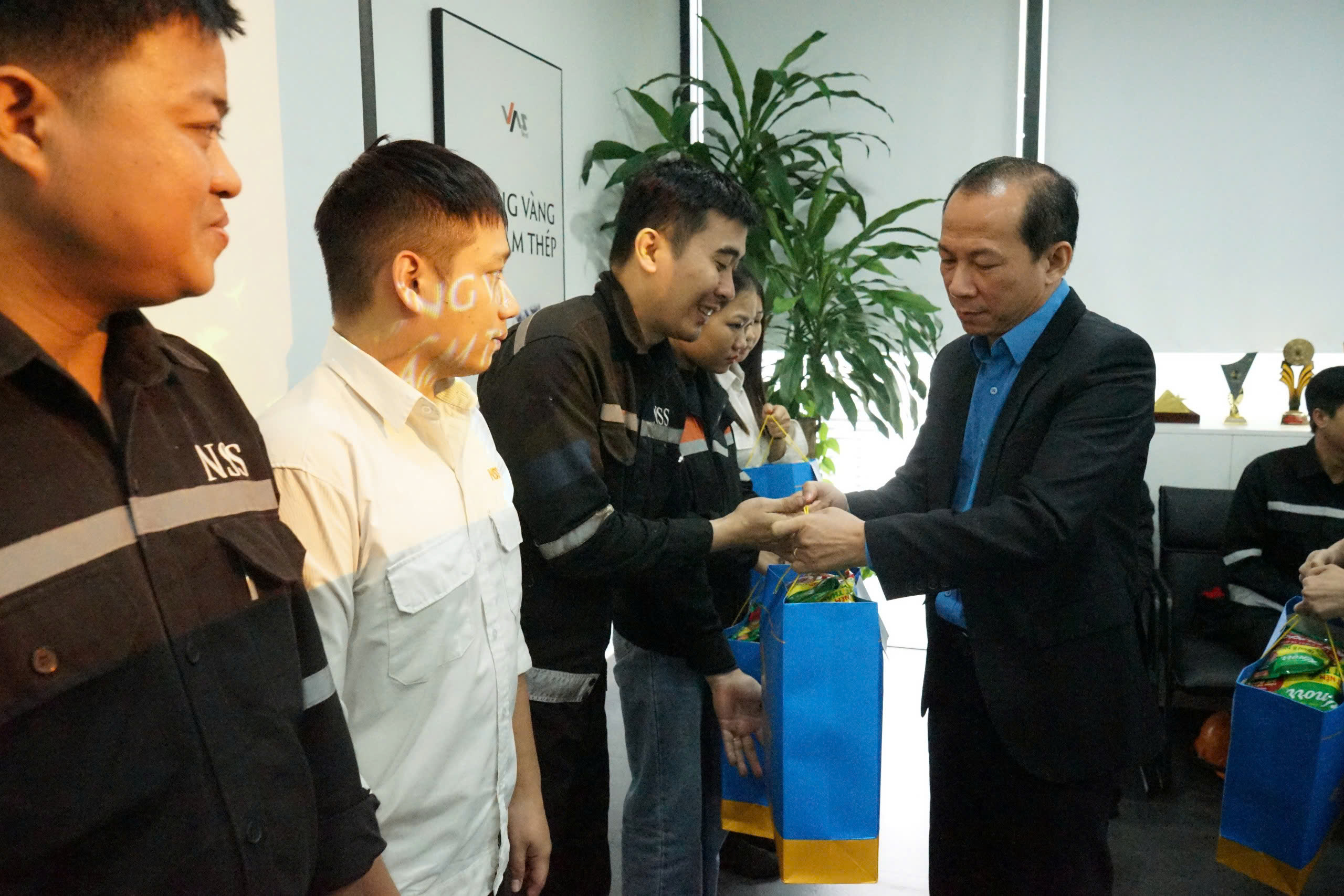 Ông Võ Mạnh Sơn, Chủ tịch Liên đoàn lao động tỉnh Thanh Hóa, trao quà Tết tới công nhân, người lao động tại Khu Kinh tế Nghi Sơn
