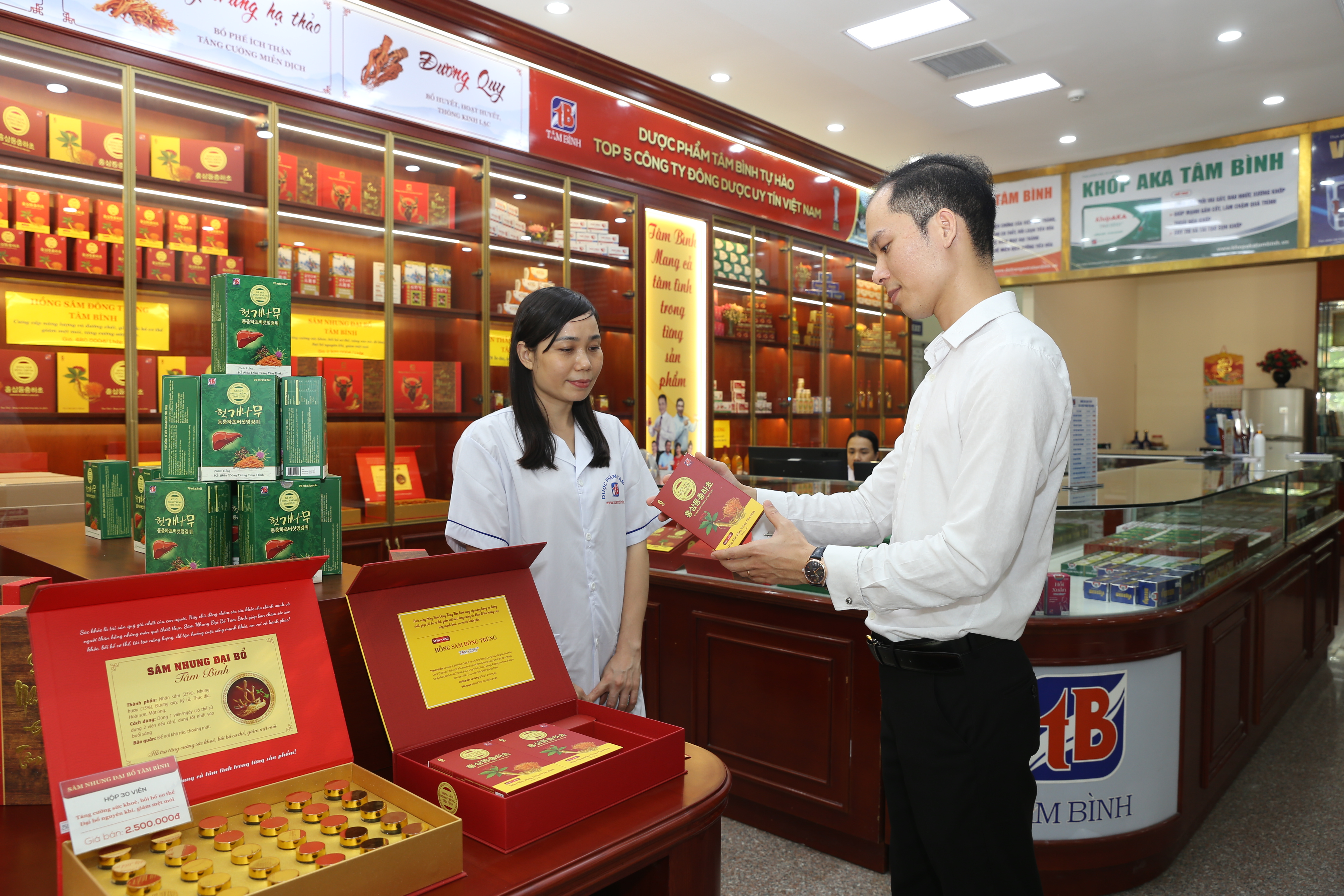 Anh Tường tự tay lựa chọn những món quà sức khỏe để biếu tặng đối tác và nhân viên công ty.