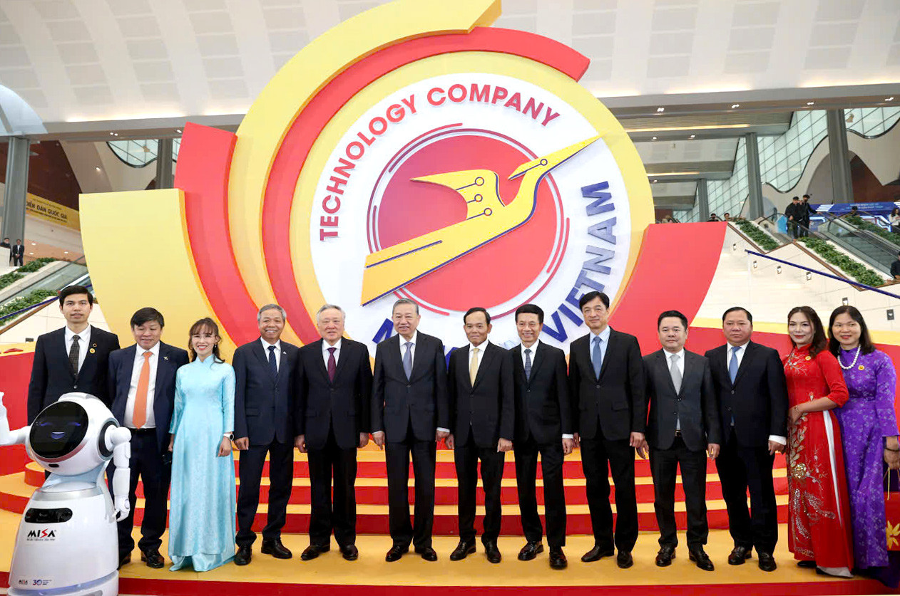 Tổng B&iacute; thư T&ocirc; L&acirc;m, c&aacute;c l&atilde;nh đạo Đảng, Nh&agrave; nước chụp ảnh lưu niệm c&ugrave;ng đại diện c&aacute;c doanh nghiệp c&ocirc;ng nghệ số Việt Nam.