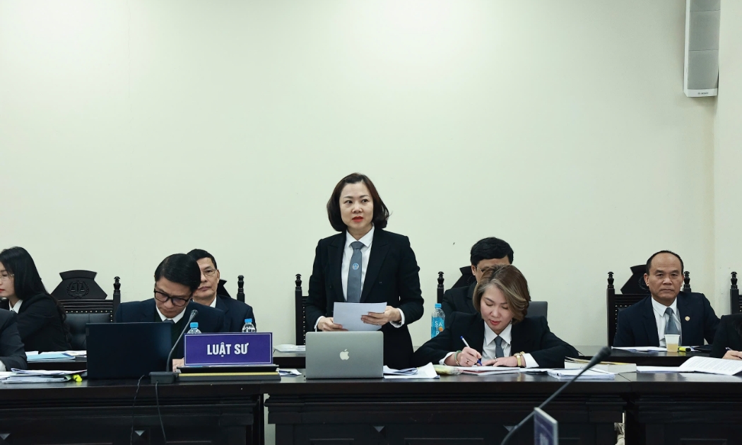 Luật sư Nguyễn Thị Thu tranh luận tại tòa.