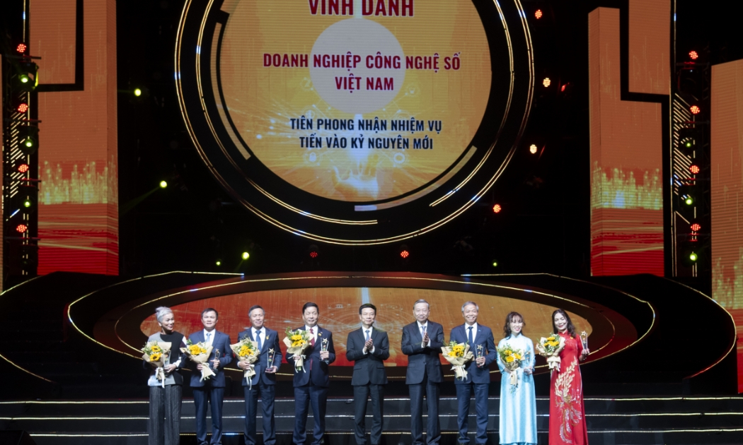 Tổng Bí thư Tô Lâm và Bộ trưởng Bộ Thông tin và Truyền thông Nguyễn Mạnh Hùng vinh danh các doanh nghiệp công nghệ số Việt Nam tiên phong nhận nhiệm vụ tiến vào kỷ nguyên mới.