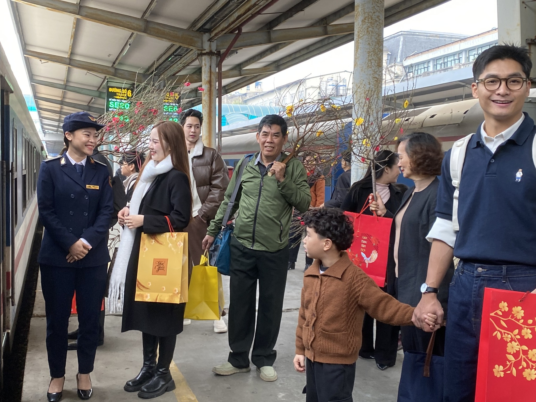 So với tết năm ngoái, tổng số đoàn tàu phục vụ Tết Ất Tỵ 2025 giảm hơn 20 chuyến, tương đương giảm hơn 30.000 chỗ do không bán ghế phụ.