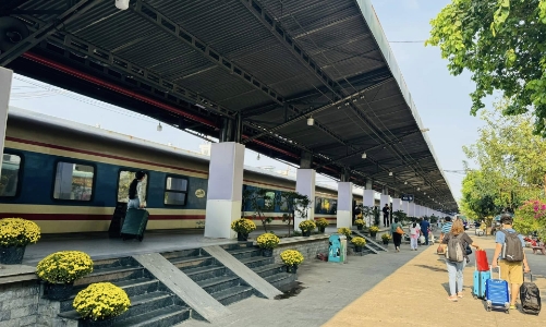 Tàu hỏa, máy bay, xe khách đều sắp “kín chỗ”