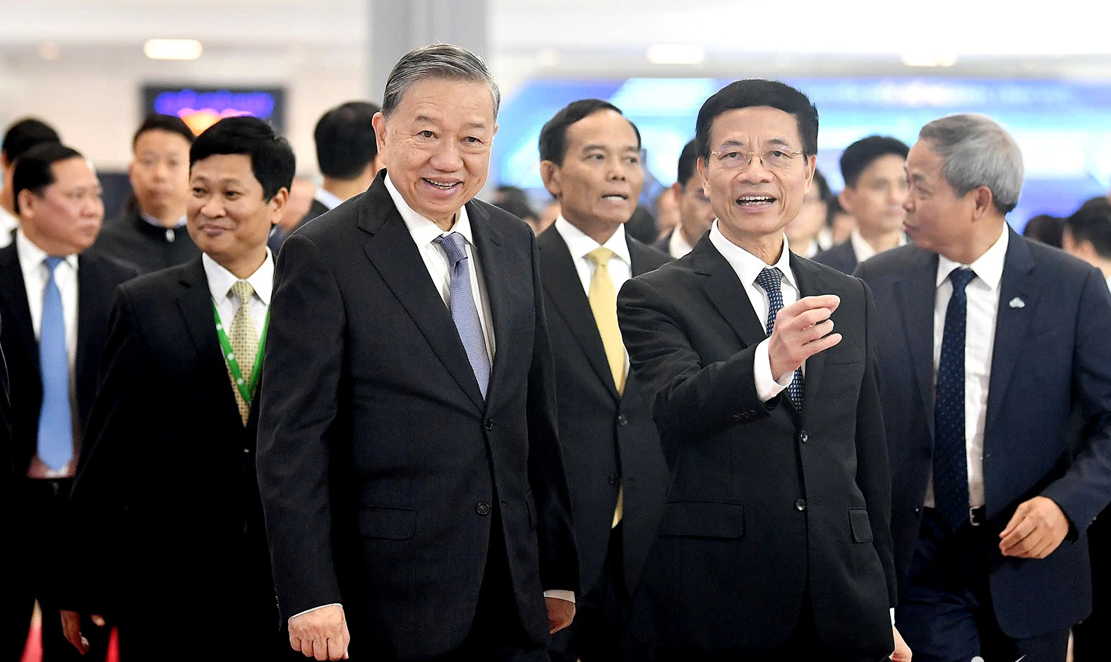 Tổng Bí thư thăm quan các gian trưng bày tại Diễn đàn.