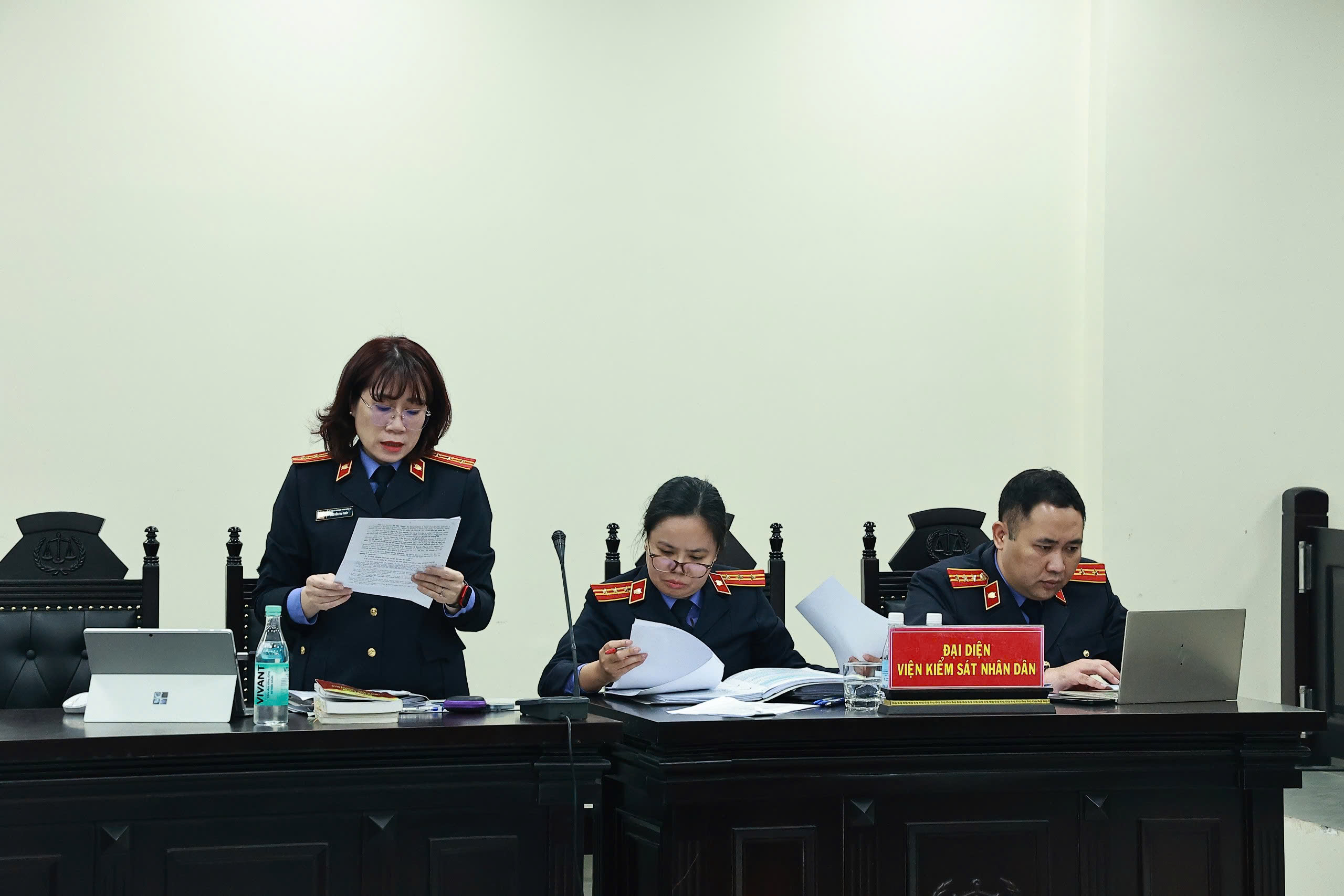 Đại diện Viện kiểm sát luận tội với các bị cáo.