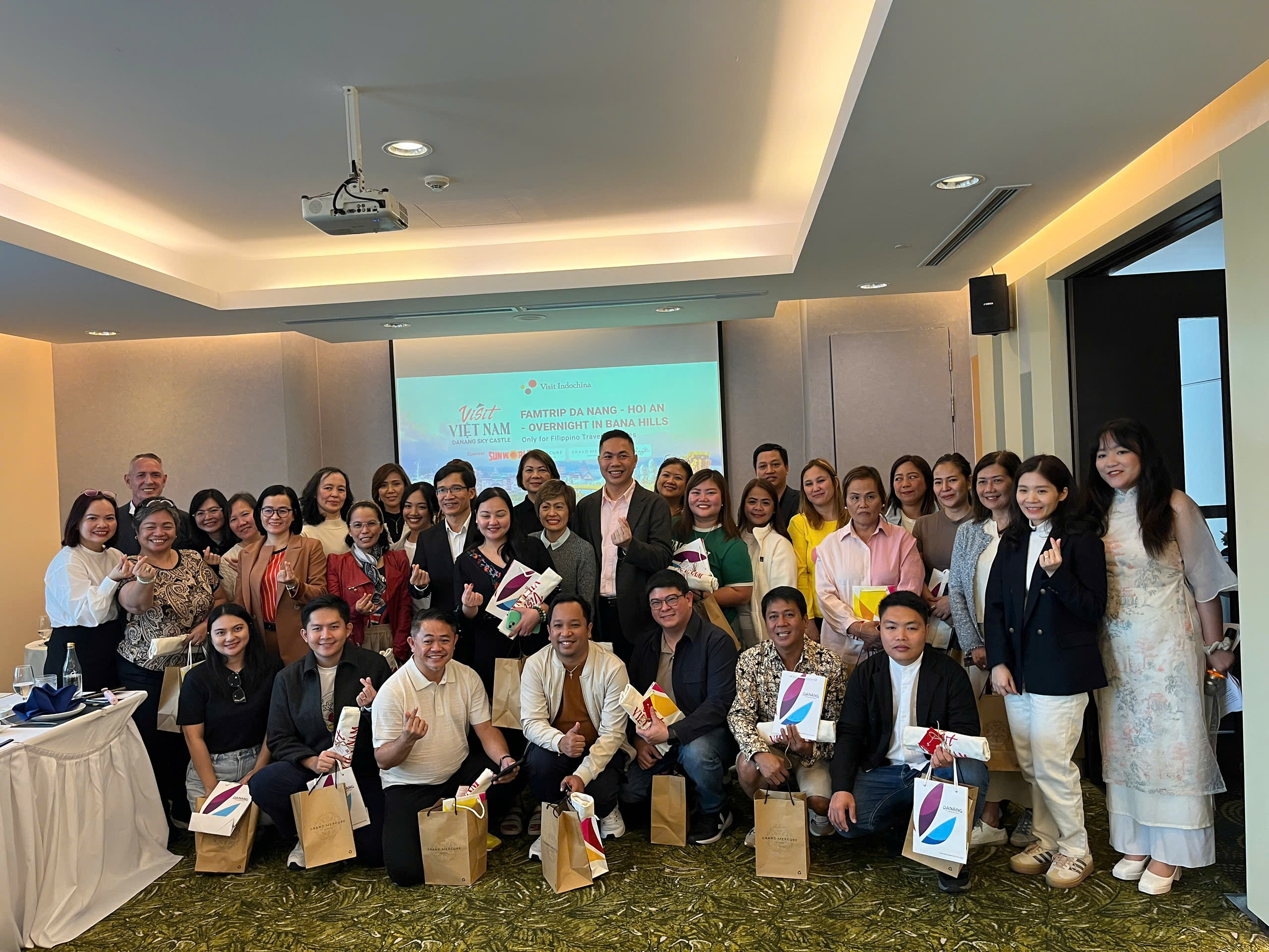 Đoàn famtrip các hãng lữ hành tại Philippines đến tham gia khảo sát các tuyến điểm du lịch tại thành phố Đà Nẵng.