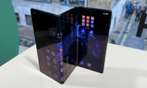 Cận cảnh mẫu điện thoại gập ba màn hình Huawei Mate XT.