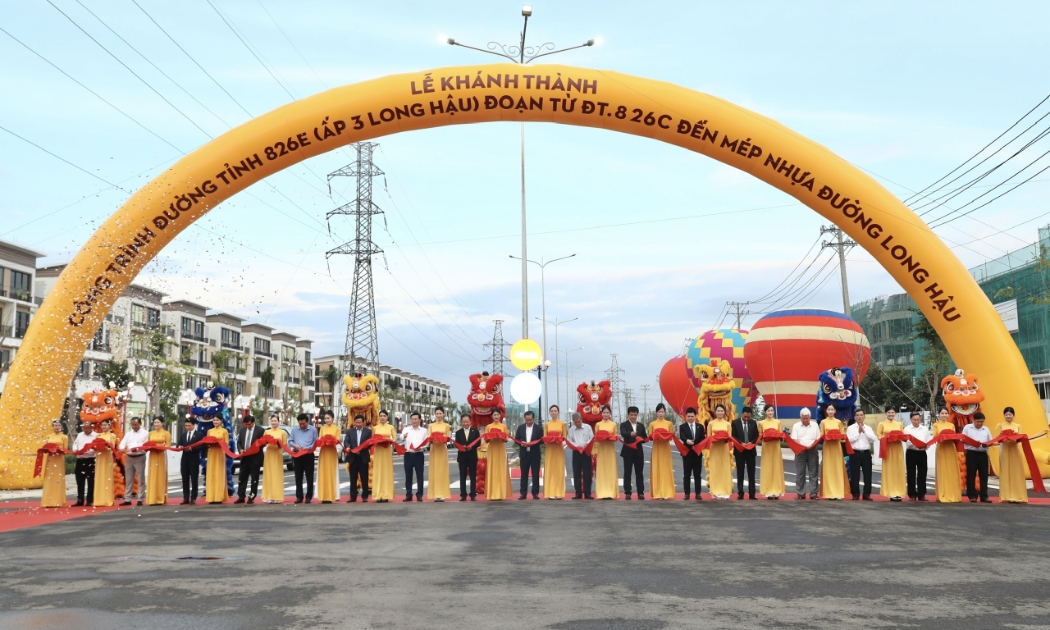 Các đại biểu thực hiện nghi lễ cắt băng khánh thành Đường tỉnh 826E (Ấp 3 Long Hậu) đoạn từ ĐT.826C đến mép nhựa đường Long Hậu.