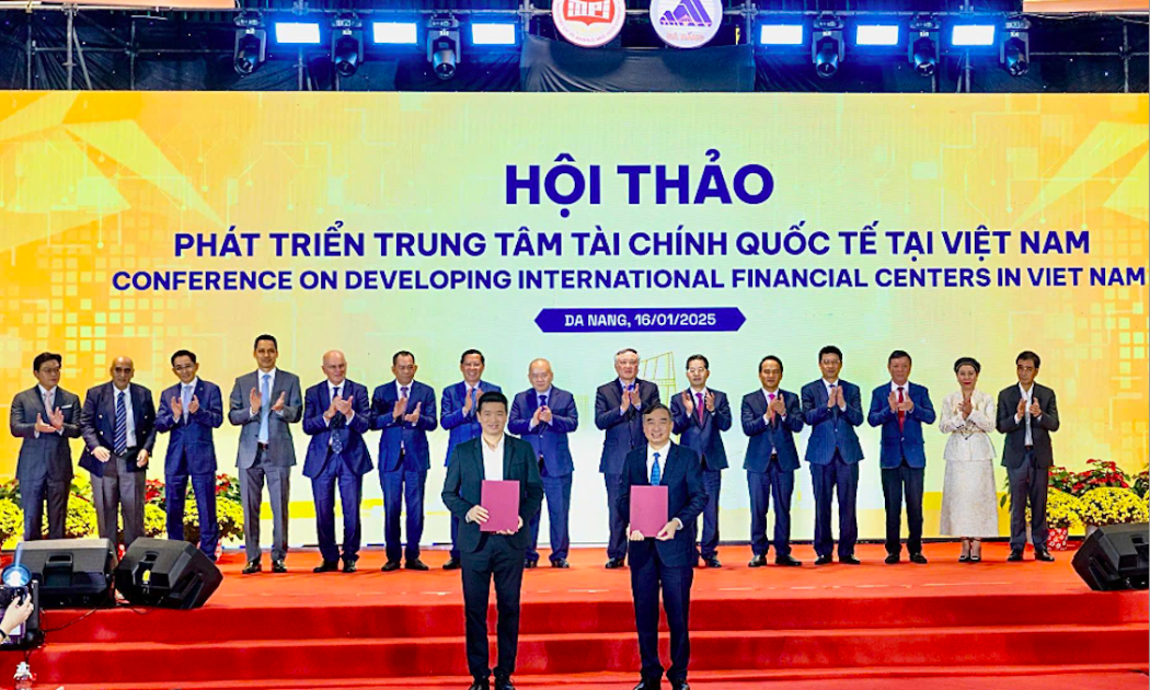 Ông Lê Trung Chinh, Chủ tịch UBND TP Đà Nẵng và ông Phan Đức Trung, Chủ tịch Hiệp hội Blockchain Việt Nam ký kết Biên bản ghi nhớ Hợp tác Phát triển Trung tâm tài chính quốc tế tại Đà Nẵng.
