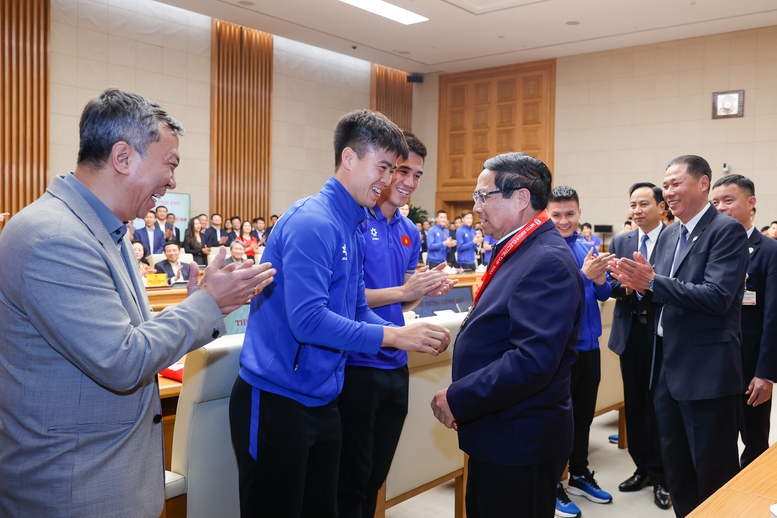 Thủ tướng ch&uacute;c mừng đội tuyển Việt Nam v&ocirc; địch AFF Cup 2024 - Ảnh: VGP/Nhật Bắc