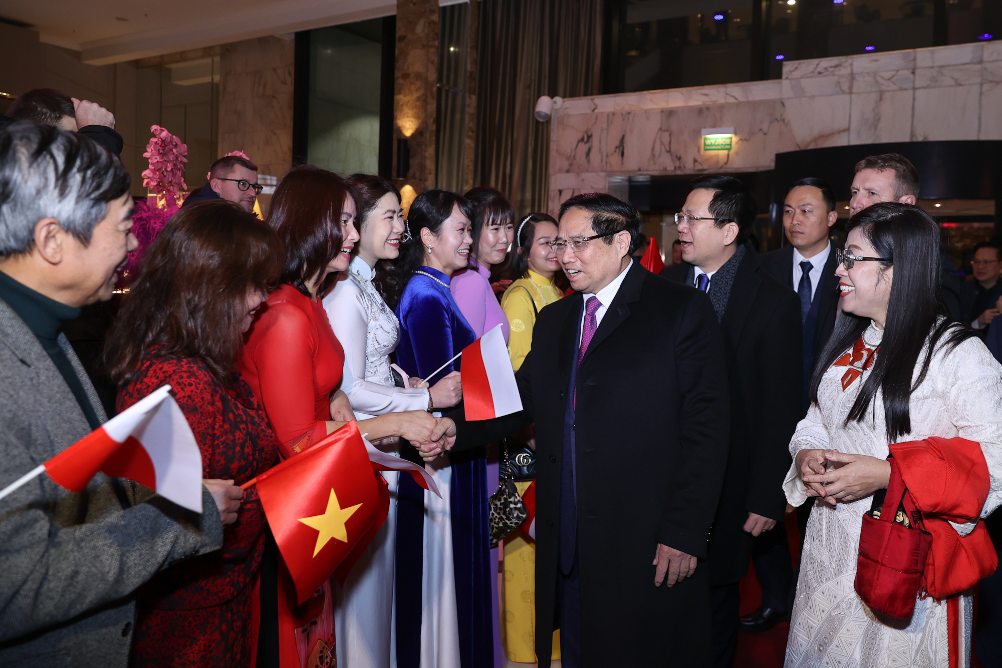 Cán bộ, nhân viên Đại sứ quán và đại diện kiều bào Việt Nam tại Ba Lan đón Thủ tướng Phạm Minh Chính, Phu nhân. Ảnh: VGP.