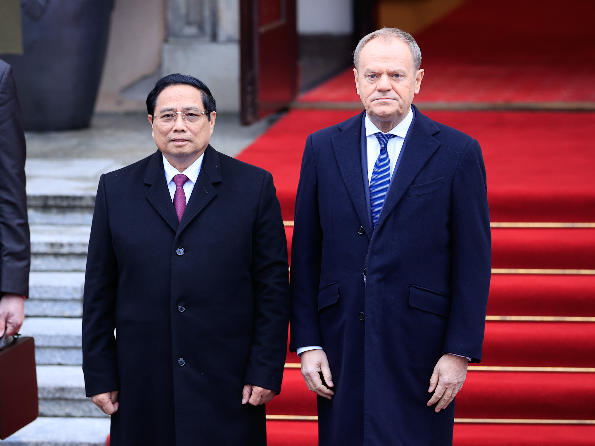 Hai Thủ tướng thực hiện nghi thức ch&agrave;o quốc kỳ hai nước - Ảnh: VGP