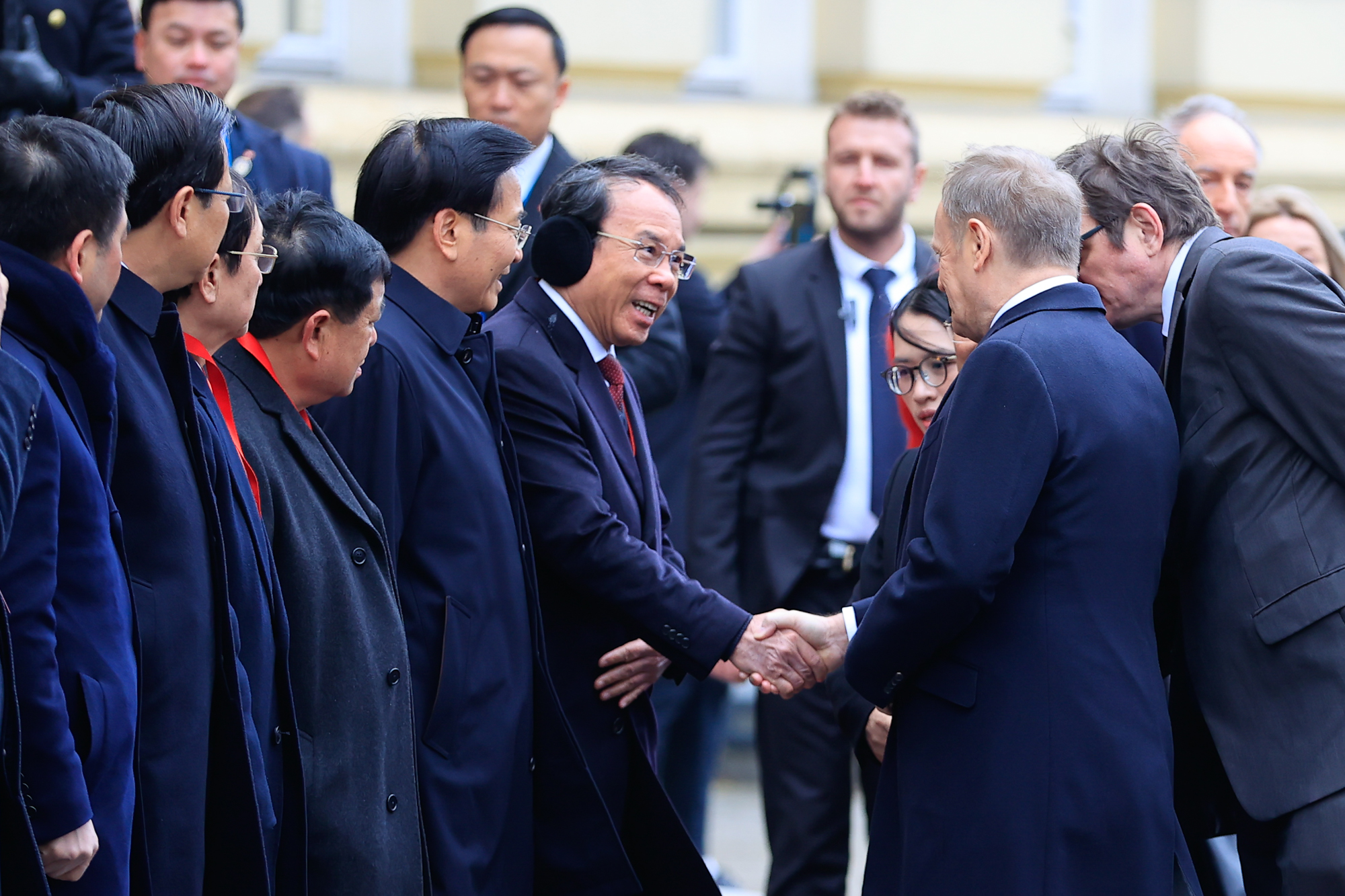 Thủ tướng Ba Lan ch&agrave;o mừng c&aacute;c th&agrave;nh vi&ecirc;n đo&agrave;n đại biểu cấp cao Việt Nam thăm Ba Lan. Ảnh: VGP.