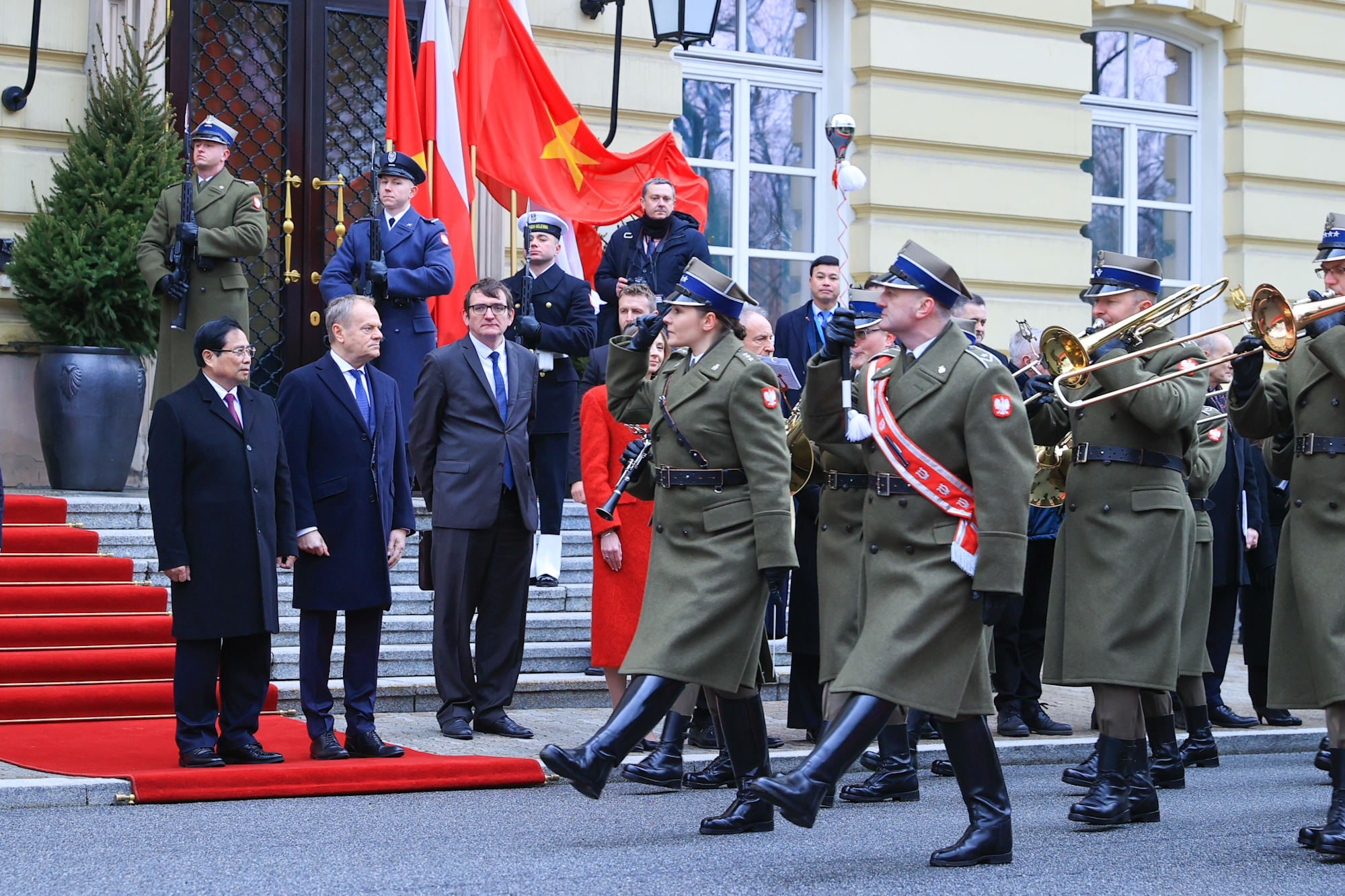 Qu&acirc;n nhạc cử Quốc thiều Việt Nam v&agrave; Quốc thiều Ba Lan - Ảnh: VGP