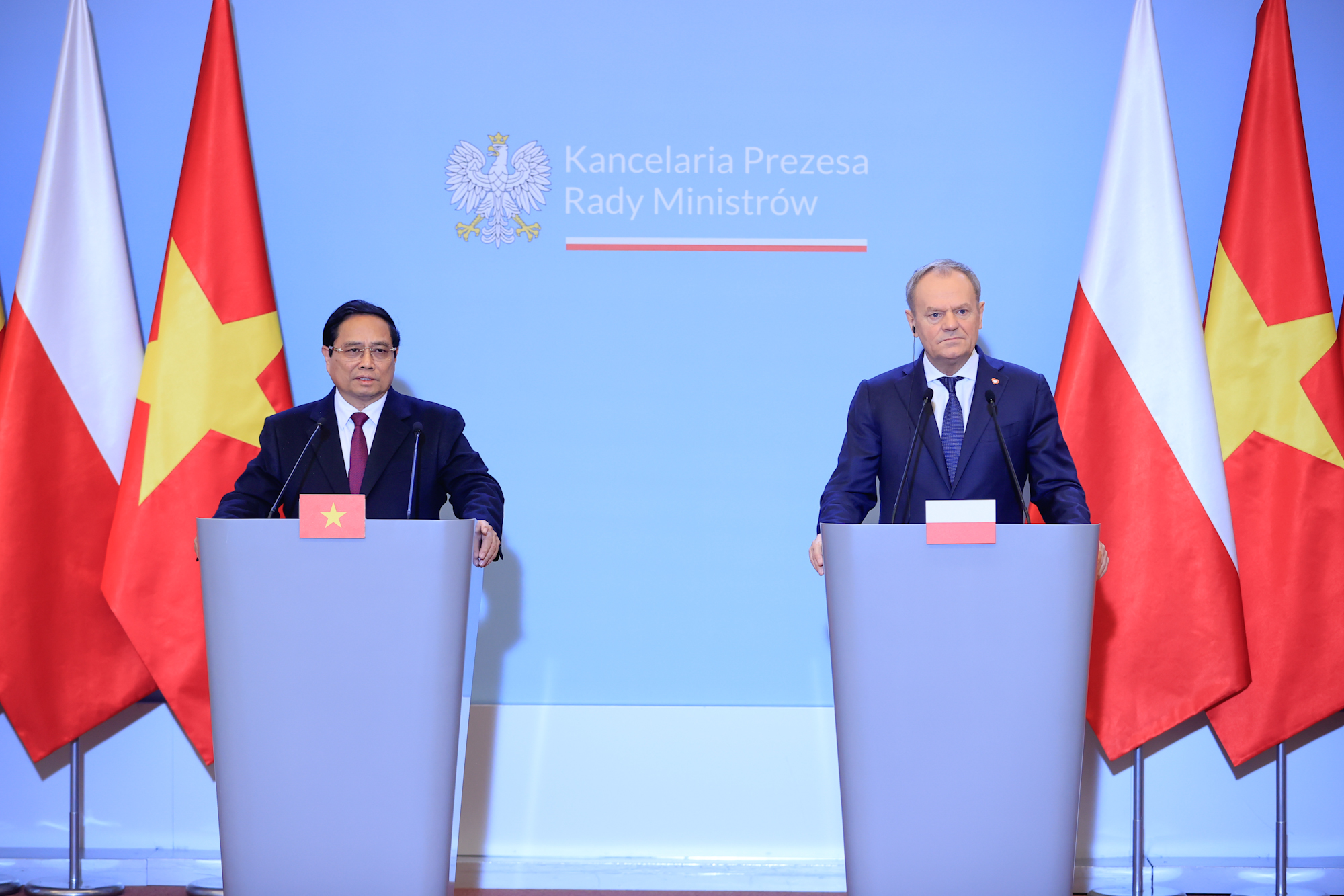 Thủ tướng Ba Lan Donald Tusk và Thủ tướng Phạm Minh Chính đã gặp gỡ báo chí để thông báo về kết quả hội đàm - Ảnh: VGP