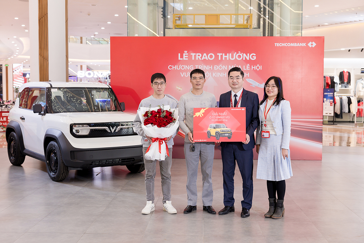 Techcombank trao thưởng xe Vinfast VF3 đến khách hàng.