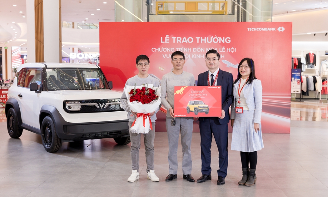 Techcombank trao thưởng xe Vinfast VF3 đến khách hàng.