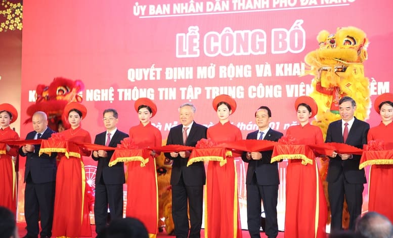 Phó Thủ tướng trao quyết định của Thủ tướng Chính phủ về mở rộng Khu công nghệ thông tin tập trung Công viên phần mềm Đà Nẵng số 2 - Ảnh: VGP. 