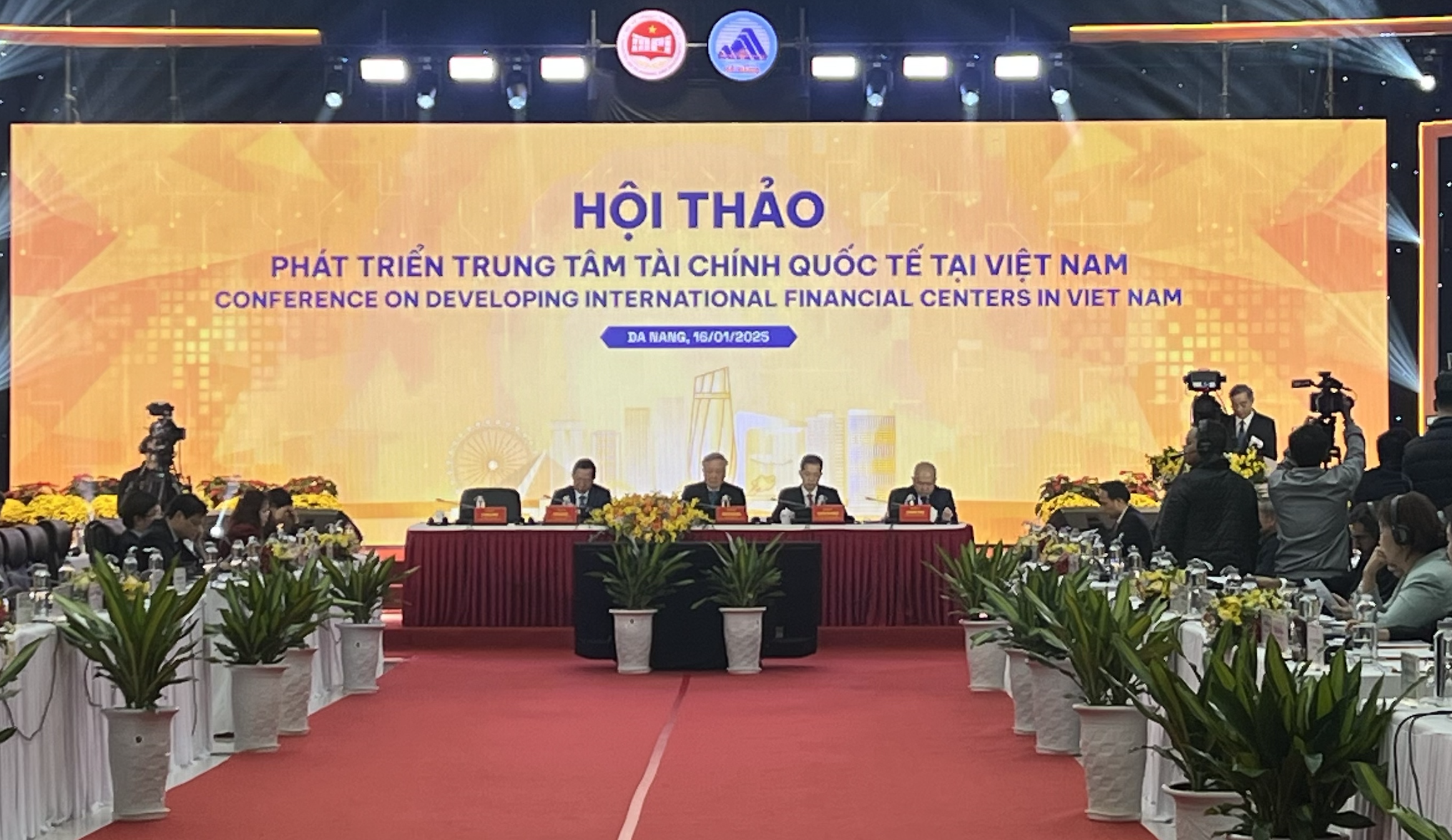 Hội thảo Phát triển Trung tâm tài chính quốc tế tại Việt Nam diễn ra chiều 16/1 tại Đà Nẵng. 