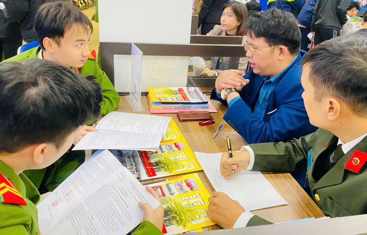 Doanh nghiệp tham gia tuyển dụng tại phiên việc làm.