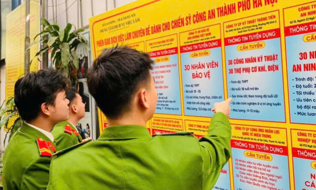 Chiến sĩ nghĩa vụ công an xuất ngũ tìm hiểu thông tin việc làm. Ảnh: Thanh Hải.