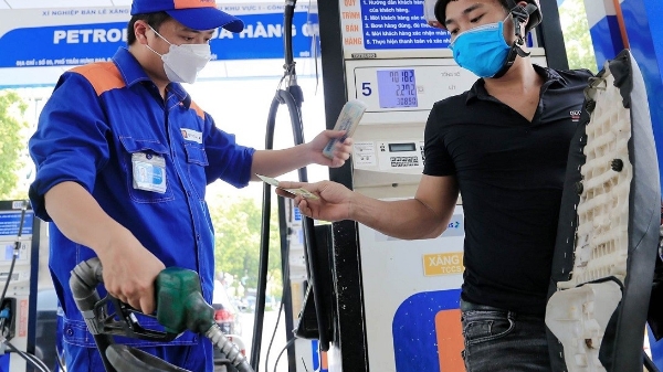 Tiếp tục tăng giá xăng dầu