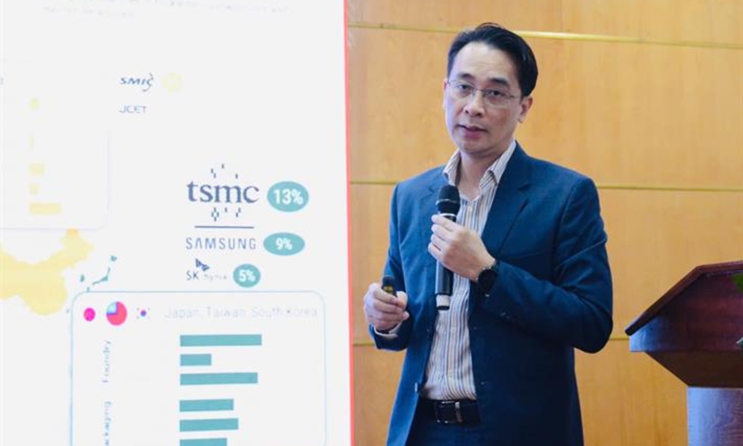 GS.TS Chử Đức Trình, Hiệu trưởng Trường Đại học Công nghệ, Đại học Quốc gia Hà Nội báo cáo tại tọa đàm. Ảnh: MOET.