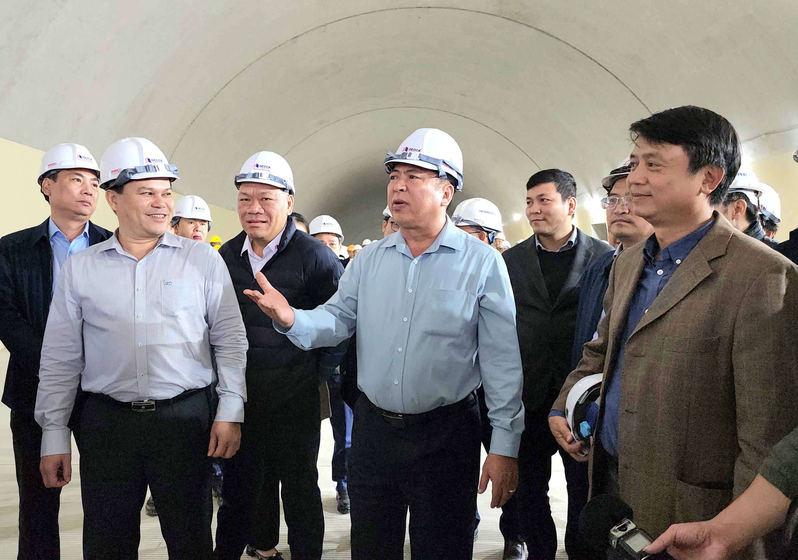 Bộ trưởng Trần Hồng Minh chỉ đạo các đơn vị liên quan. Ảnh: Bộ Giao thông vận tải