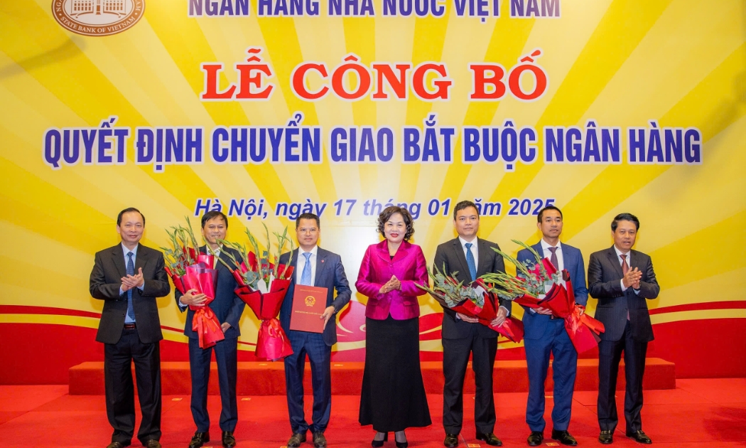 Lãnh đạo Ngân hàng Nhà nước trao quyết định chuyển giao bắt buộc cho đại diện VPBank và HDBank.