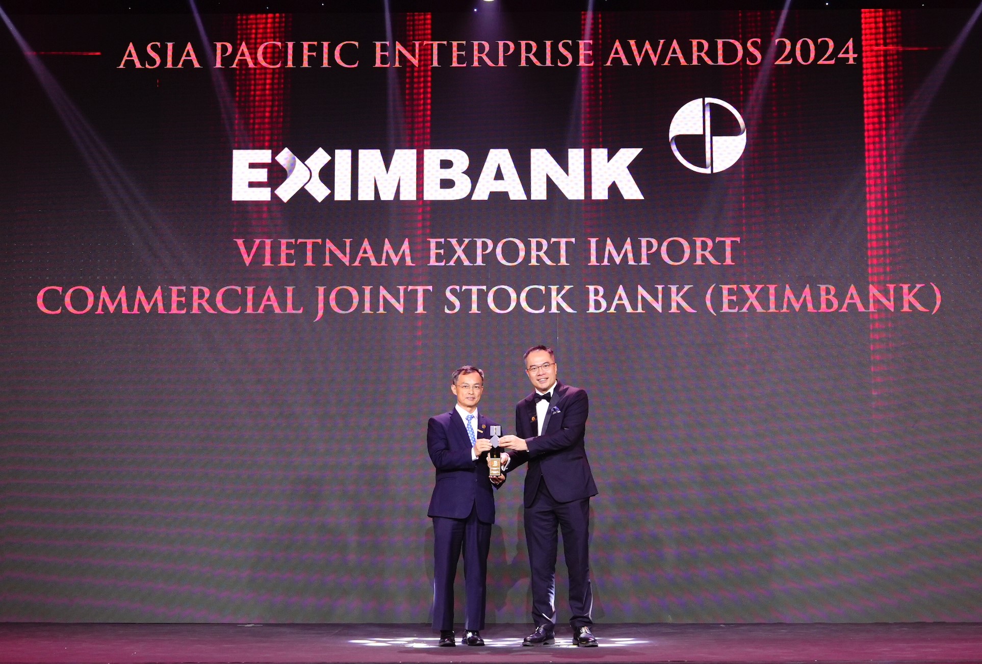 Eximbank đ&atilde; vinh dự được trao giải thưởng &ldquo;Doanh nghiệp xuất sắc Ch&acirc;u &Aacute; - Asia Pacific Enterprise Awards (APEA)&rdquo; năm 2024.