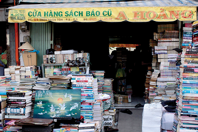Sách cũ được trưng bày từ trong nhà, trên quầy, ra đến ngoài hiên…