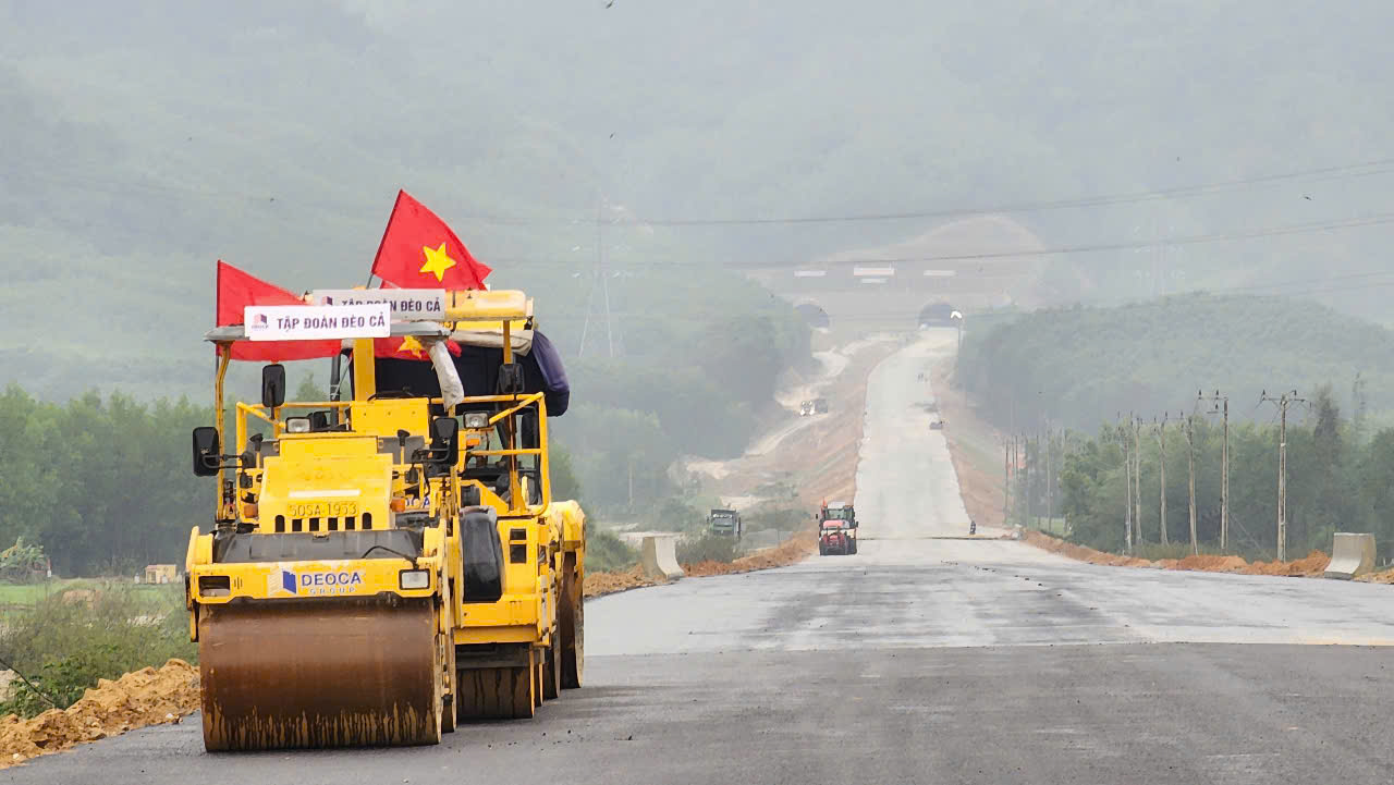Tiến độ cao tốc Quảng Ngãi - Hoài Nhơn đang được nhà thầu tăng tốc thi công khi thời tiết tạnh ráo để đảm bảo hoàn thành dự án vượt tiến độ. Ảnh: Bộ Giao thông vận tải