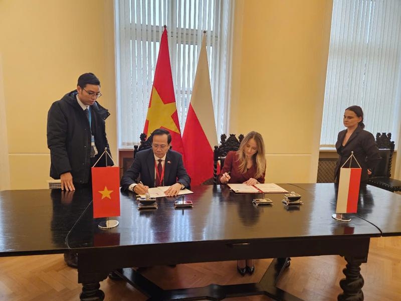 Vietnam, Poland sign labor cooperation agreement