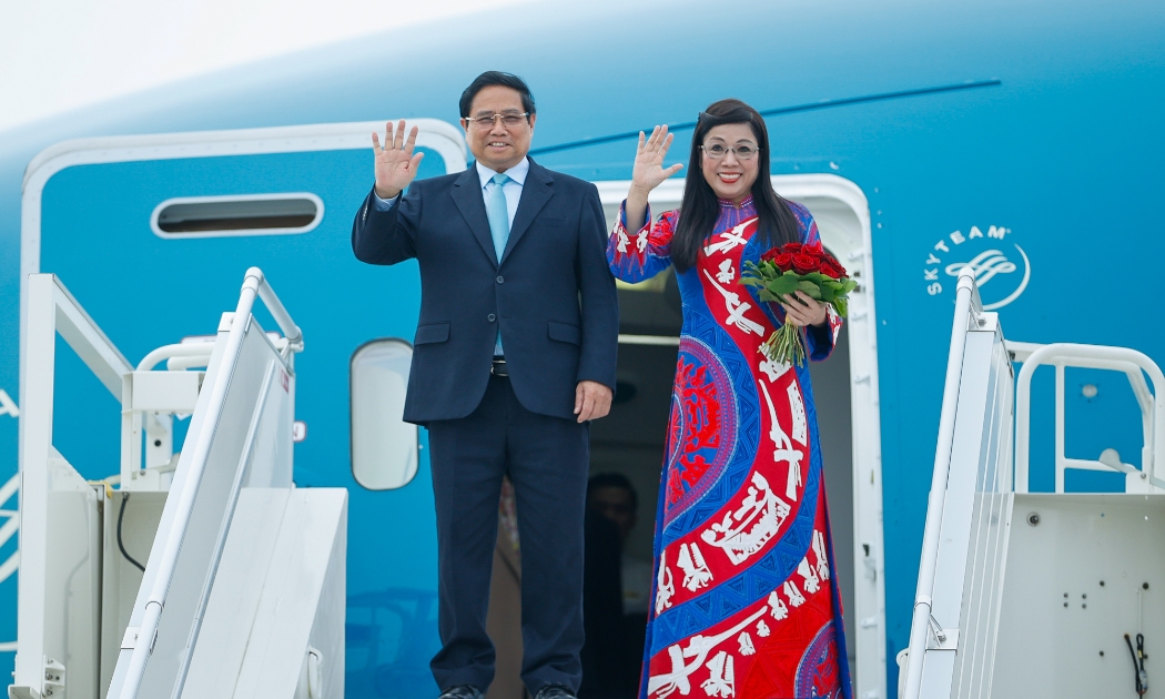 hủ tướng Phạm Minh Chính cùng Phu nhân Lê Thị Bích Trân tới sân bay Václav Havel, thủ đô Praha, bắt đầu thăm chính thức Cộng hòa Séc - Ảnh: VGP