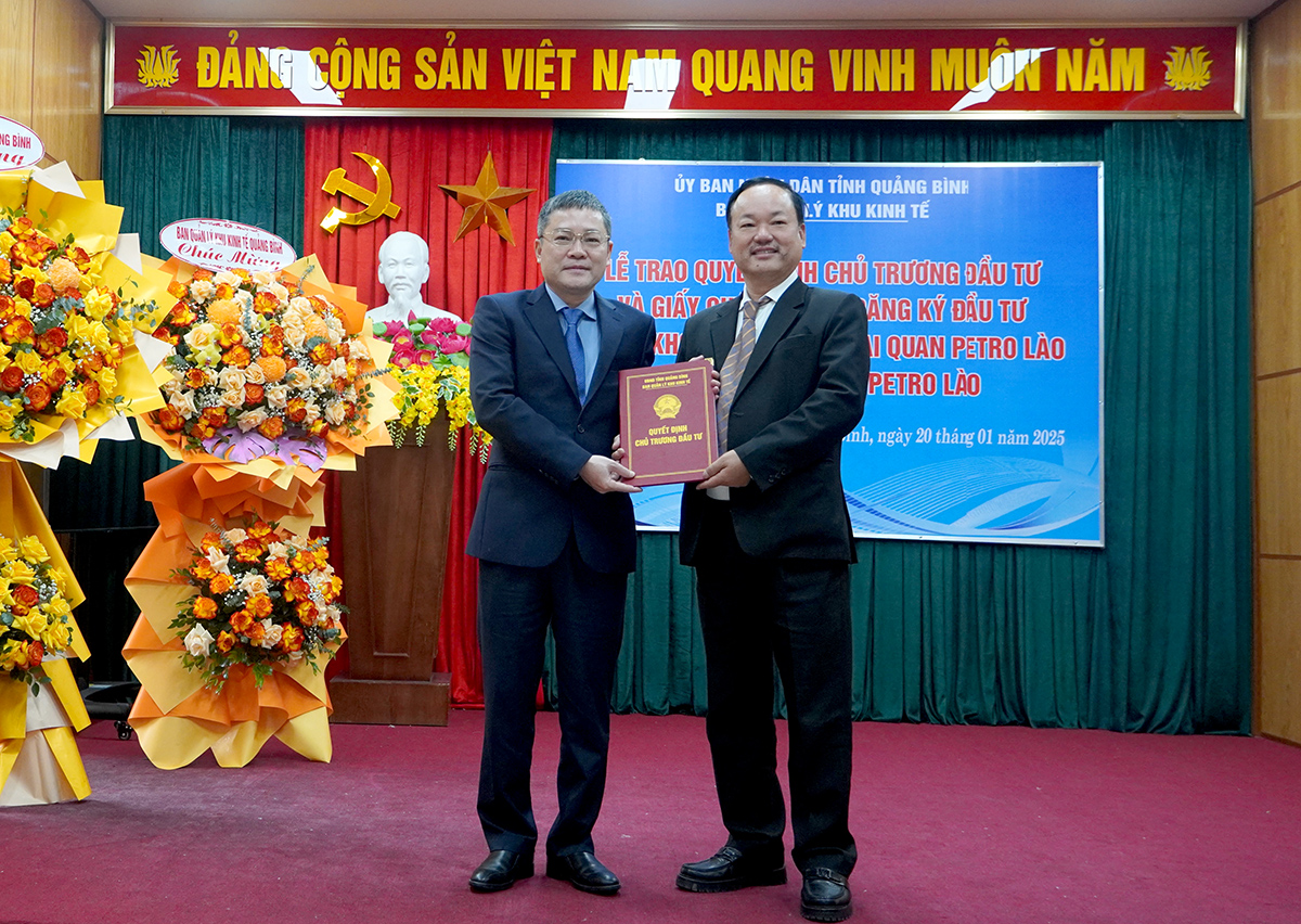 Phó Chủ tịch UBND tỉnh Quảng Bình trao Quyết định chủ trương đầu tư Dự án Kho xăng dầu ngoại quan Petro Lào cho Công ty TNHH Petro Lào 