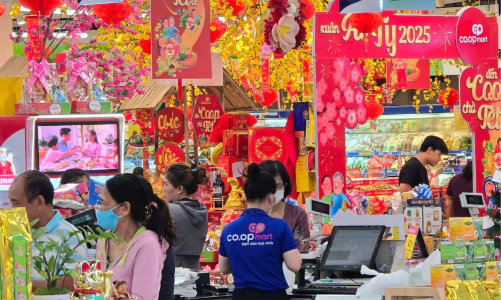 Hàng hóa Tết khuyến mãi tưng bừng